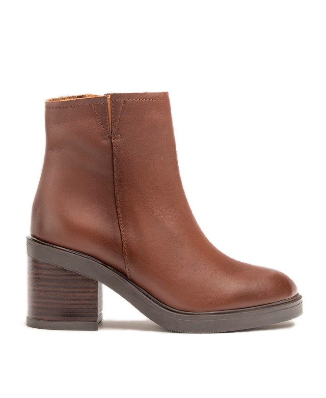 Smooth leather ankle boot with zipper Yokono Mire 002