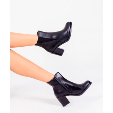 Elastic ankle boot with heel and zipper Yokono Orne 002