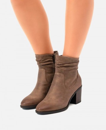 Mustang Miriana 59501 wide heel ankle boots