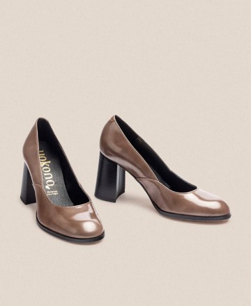 Yokono Loir 001 patent leather pump