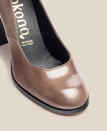 Yokono Loir 001 patent leather pump