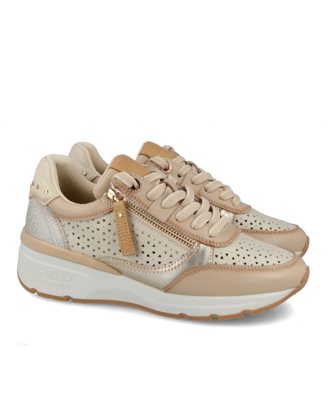 h2Zapatillas con toques metalizados Carmela 162281 h2 pThese beige women s sneakers are the perfect choice for those looking to