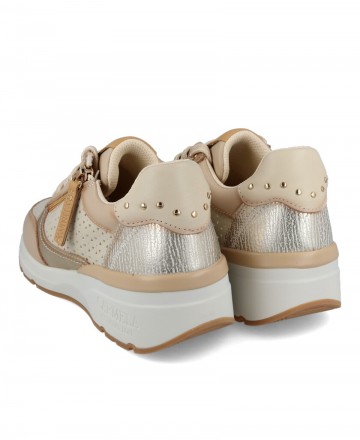 h2Zapatillas con toques metalizados Carmela 162281 h2 pThese beige women s sneakers are the perfect choice for those looking to