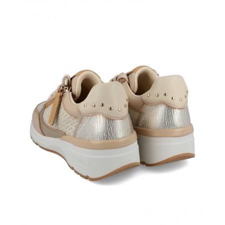 h2Zapatillas con toques metalizados Carmela 162281 h2 pThese beige women s sneakers are the perfect choice for those looking to